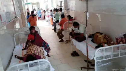  ??  ?? El hospital de Eluru en el estado de Andhra Pradesh, abarrotado de pacientes