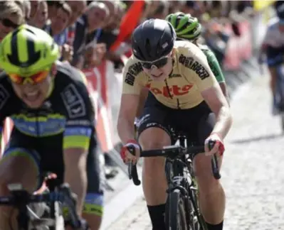  ?? FOTO PHOTO NEWS ?? Lotte Kopecky, met de leiderstru­i, in actie tijdens de slotrit van de Lotto Belgium Tour. In die laatste rit zakte ze in de stand nog van de eerste naar de derde plaats.