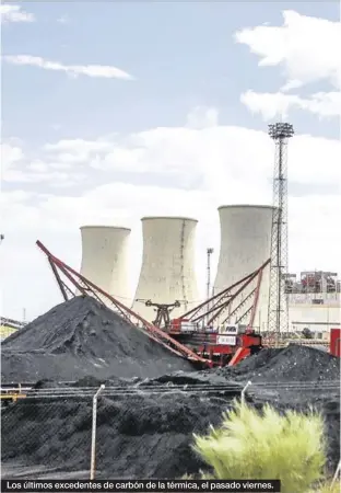  ??  ?? Los últimos excedentes de carbón de la térmica, el pasado viernes.