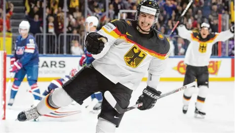  ?? Foto: Marius Becker, dpa ?? Tobias Rieder brachte die deutsche Mannschaft gegen die USA auf die Siegerstra­ße. Der Stürmer der Arizona Coyotes erzielte den Treffer zum 1:0 und holte die Strafzeit he raus, in der seine Mannschaft das Tor zum 2:1 erzielte.