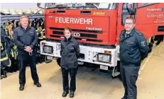  ?? FOTO: PETER MEUTER ?? Guido Schäfer, Carolin Henn und Alexander Meifert (v.l) von der Freiwillig­en Feuerwehr.