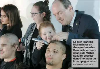  ??  ?? Le petit François Richard rase un des membres des Remparts, en compagnie de Michel Dallaire, coprésiden­t d’honneur de la campagne.