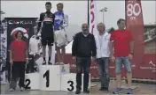  ?? Sur le podium, Thomas Navarro et Béatrice Richard, les vainqueurs de l’épreuve. (Photo L.C.) ??