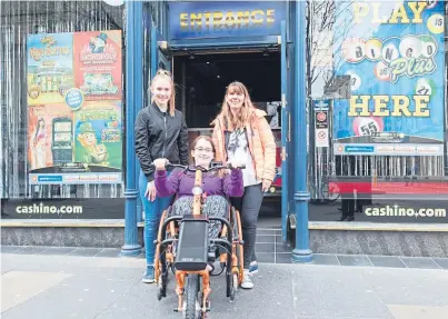  ?? Picture: Dundee Event Photograph­y Scotland. ?? Murran Mackie with her sister and mum.