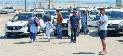  ?? ?? Taxistas marroquíes aguardan en las cercanías de la frontera con Ceuta