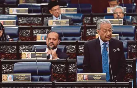  ?? [FOTO BERNAMA] ?? Dr Mahathir menjawab soalan pada sidang Dewan Rakyat, semalam.