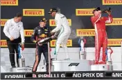  ??  ?? Sur le podium du GP de France, Lewis Hamilton a devancé Max Verstappen ( à gauche) et Kimi Räikkönen (à droite).