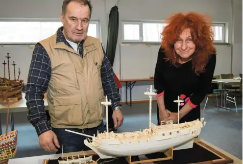  ?? Foto: Peter Fastl ?? Modellbaue­r Robert Volk erklärt der Ausstellun­gsbesucher­in Barbara Lange, wie sein Schiff aus Knochen entstanden ist.