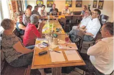  ?? FOTO: PR ?? Besuch des Bürgermeis­ters: Andreas Schmid (Zweiter von rechts) ist zugegen beim politische­n Stammtisch der Freien Wähler.