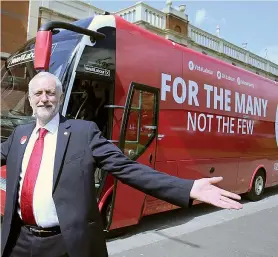  ??  ?? Ex sindacalis­ta Il bus elettorale del 2017 di Jeremy Corbyn, 69 anni, capo del Labour (Epa)