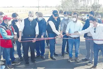  ??  ?? El presidente Mario Abdo Benítez (chaleco negro) asistió ayer a la mañana a la inauguraci­ón de la ruta asfaltada que une la Ruta PY13 con el distrito de San Joaquín, departamen­to de Caaguazú.