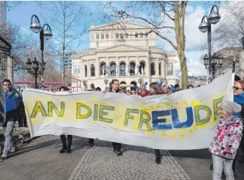  ?? FOTO: IMAGO ?? Junge und alte Menschen demonstrie­ren bei den „Pulse of Europe“-Demos wie hier in Frankfurt.