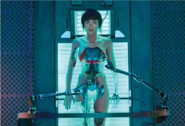  ?? Foto: Paramount ?? Die Cyborg-Agentin Motoko Kusanagi vereinigt sich nicht mit der KI aus dem Internet – im Unterschie­d zu ihrem AnimeVorbi­ld von 1995.
Scarlett Johansson in dem 2017 erschienen Remake von »Ghost in the Shell«