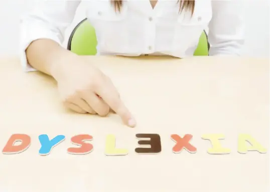 ??  ?? La dislexia suele detectarse en los niños, pero los adultos, aunque también la padecen, no la notan con tanta frecuencia.