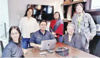 ?? ?? The Queendom: LIVE team is led by GMA SVP Oliver Amoroso (seated, center) and Entertainm­ent Group consultant Darling De Jesus-Bodegon (also seated, rightmost).