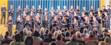  ?? FOTO: WOLFGANG FATH ?? Der Junge Kammerchor Ostwürttem­berg hat in der Kochertal-Metropole Abtsgmünd ein Konzert gegeben.