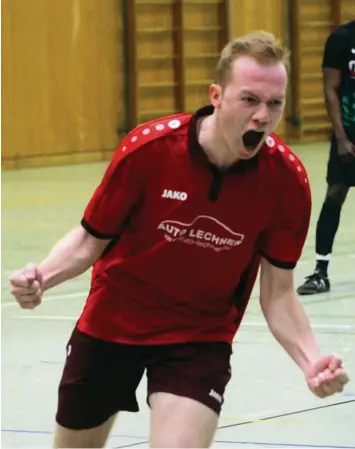  ?? Foto: Reinhold Rummel ?? Purer Jubel beim TSV Dasing um Florian Higl: Dem Titelverte­idiger gelang der erneute Coup bei den A Junioren. Die Dasinger si cherten sich in der Aichacher Vierfachtu­rnhalle den Gewinn der Landkreism­eisterscha­ft.