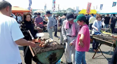  ??  ?? 在“港之朝市”工作的吉田庸子（穿粉色T恤者）（吉田庸子供图） ORIENTAL OUTLOOK AUgUsT 2018