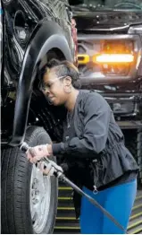  ?? B. PUGLIANO (GETTY) ?? Una trabajador­a de Ford, en la planta de Dearborn (Míchigan).