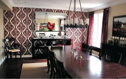  ?? Photos: Torstar Syndicate ?? Graham and Brown’s Kinky Vintage damask wallpaper, with its flocked texture, redefines a family’s classic dining room.