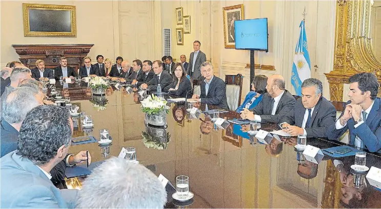  ?? DYN ?? Acuerdo. Mauricio Macri y la mayor parte de los gobernador­es en la reunión de noviembre, en la Casa Rosada, en la que se suscribió el Pacto Fiscal que luego votó el Congreso.