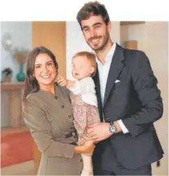  ?? // REDES ?? Marta Pombo, Luis Zamalloa, con su primera hija