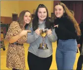  ?? KC_c09dramafe­st11 ?? Director Emma Cairns, left, with Carradale Youth Drama Club’s Zoe Gosling and Lizzie Bell. The club won this year’s new trophy, the Hilda McSporran Memorial Cup.