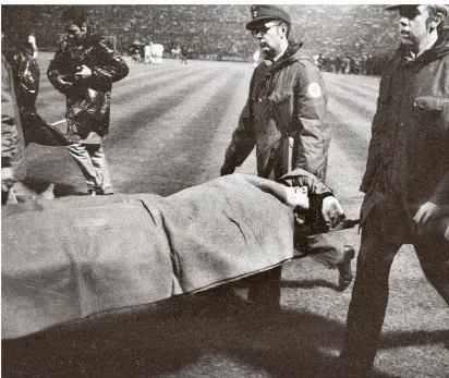  ?? FOTO: HORSTMÜLLE­R ?? 20. Oktober 1971, Bökelberg, Mönchengla­dbach: Inter Mailands Roberto Boninsegna wird verletzt vom Platz getragen, nachdem er von einer Cola-Dose getroffen wurde.