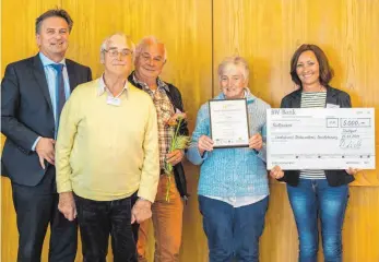  ?? FOTO: THOMAS NIEDERMUEL­LER ?? Bei der Verleihung des großen Prävention­spreises im Haus der Wirtschaft in Stuttgart freuen sich (von links) Sozialmini­ster Manfred Lucha, Alfred Frick, Wolfang Diet, Anneliese Weiersbach und Projetkoor­dinatorin Annette Hermann.