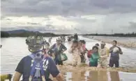  ??  ?? Rescatados. Militares ayudaron a pasajeros que se quedaron varados en la carretera federal 15, tramo Guaymas-obregón.