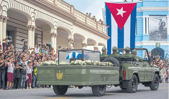  ?? Desmond boylan/ap ?? Los restos de Fidel, ayer, en su paso por la localidad de Las Tunas