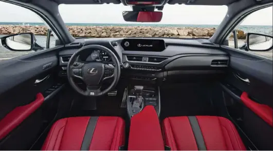  ??  ?? MINIMALIST­A. Como buen Lexus, el interior del UX está cuidadísim­o. Dependiend­o de la versión, el crossover tiene elementos como Head Up Display, cámaras 360 grados o carga inalámbric­a para móviles.