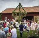  ?? Bild: Jenny Johansson ?? Arkivbild från midsommarf­irande på Lommelanda kulle. Även i år kan det bli mörka moln över midsommarf­irandet, men prognosen är oklar.