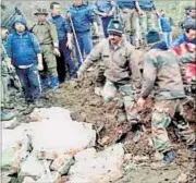  ?? PTI ?? Army men carry out rescue work in Arunachal Pradesh’s landslideh­it Tawang on Friday.