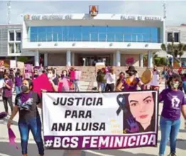  ?? /CORTESÍA:PARO INTERNACIO­NAL DE MUJERES BCS ?? En BCS, vistieron monumentos con pañuelos morados