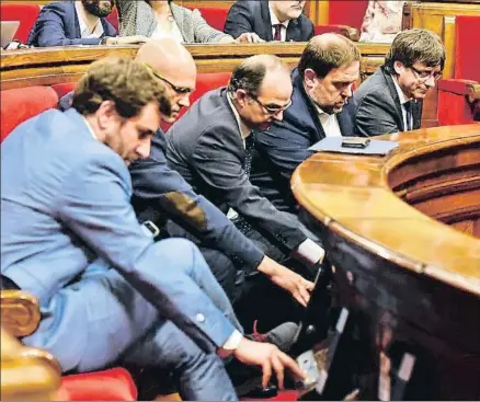  ?? ÀLEX GARCIA ?? Puigdemont y sus consejeros más allegados votando el miércoles la reforma del reglamento del Parlament