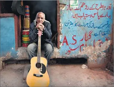  ?? Mobeen Ansari
Broad Green Pictures ?? SACHAL JAZZ ENSEMBLE’S
Asad Ali keeps his guitar close at hand on the streets of Lahore, Pakistan.