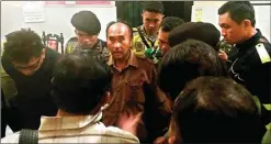  ?? CHUSNUL CAHYADI/JAWA POS ?? DITAHAN SEHARI: Aparat Polsek Wringinano­m mengamanka­n orang yang diduga intel gadungan.