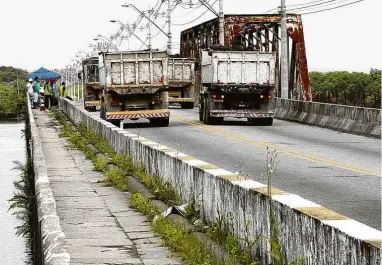  ?? Alexsander Ferraz/A Tribuna de Santos ?? Ponte dos Barreiros, em São Vicente, durante teste de carga com caminhões