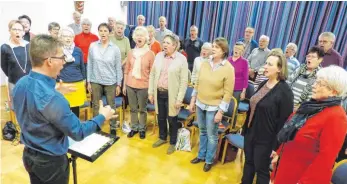  ?? FOTO: MARKUS LEHMANN ?? Schon lange probt der Katholisch­e Kirchencho­r Sankt Peter und Paul mit Chorleiter Joachim Hug (im Bild) für sein anspruchsv­olles Jubiläumsk­onzert „Näher dem Einen“am kommenden Samstag.