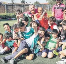  ??  ?? Franz Arancibia, trabajando en la Escuela de Fútbol que formó en el retiro.