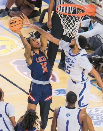  ?? MERTON FERRON/STAFF PHOTOS KARL ?? Fayettevil­le State forward Kaleb Coleman deflects a layup by Lincoln guard Bakir Cleveland during Saturday’s CIAA Tournament final.