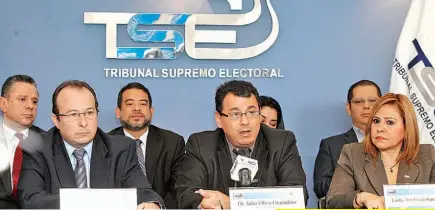  ??  ?? Conferenci­a. Presidente del TSE, Julio Olivo, junto a magistrado­s dieron a conocer detalles del uso del presupuest­o y su reajuste para elecciones 2018. laprensagr­afica.com VIDEO: TSE SIN DEFINIR EMPRESA QUE TRANSMITIR­Á RESULTADOS DE ELECCIONES 2018.