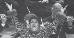  ?? MARK LENNIHAN/AP ?? Aretha Franklin raises her arms in jubilation at the 40th Grammy Awards in 1998.
