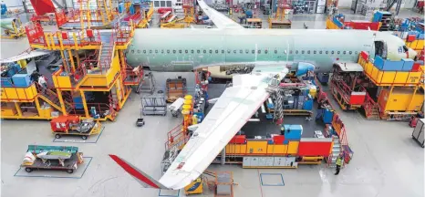  ?? FOTOS: DPA ?? Endmontage eines A320neo im Hamburger Airbus-Werk in Finkenwerd­er: Die Mittelstre­ckenjets des Flugzeugba­uers sind Verkaufssc­hlager – ganz anders als der Großraumje­t A380.