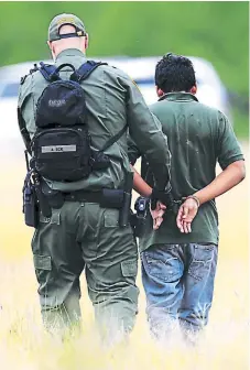  ?? FOTO: EL HERALDO ?? La detención de personas que intentan cruzar ilegalment­e la frontera entre México y Estados Unidos cayó 44%.