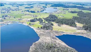  ?? FOTO: HEINZ MAUCH ?? Der Rundwander­weg Nummer 17 zwischen dem großen und dem kleinen Ursee ist überflutet. Grund dafür sind hydrogeolo­gische Untersuchu­ngen, die die Öffnung der Dämme verhindern.