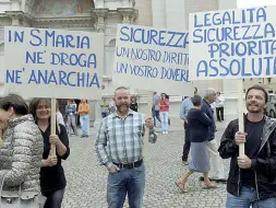  ??  ?? Taglio del nastro I cartelli di protesta del comitato Torre Vanga (Caranti)