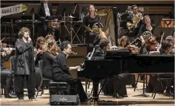  ??  ?? Jane sur scène aux FrancoFoli­es 2016 au Québec, avec l’Orchestre symphoniqu­e de Montréal et son pianiste d’élection, Nobuyuki Nakajima.