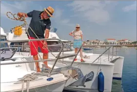  ??  ?? L’amarrage des bateaux en fonction de l’arrivée suit un protocole bien défini. En bon président, du club, Gilles Guichaoua, montre l’exemple.